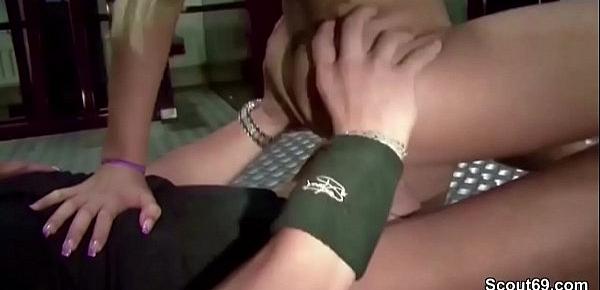 Er erwischt 2 Teens nackt und darf sie beide ficken